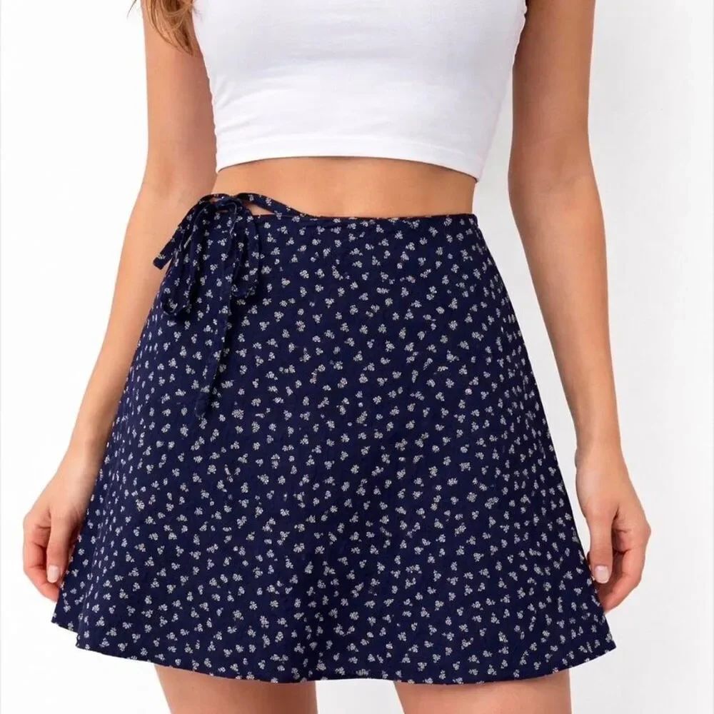 ✨Brandy Melville Thorn Wrap Navy One Size Skirt✨
